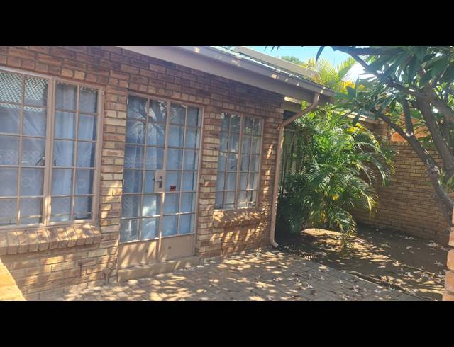 3 BEDROOM TOWNHOUSE FOR SALE IN PROTEA PARK